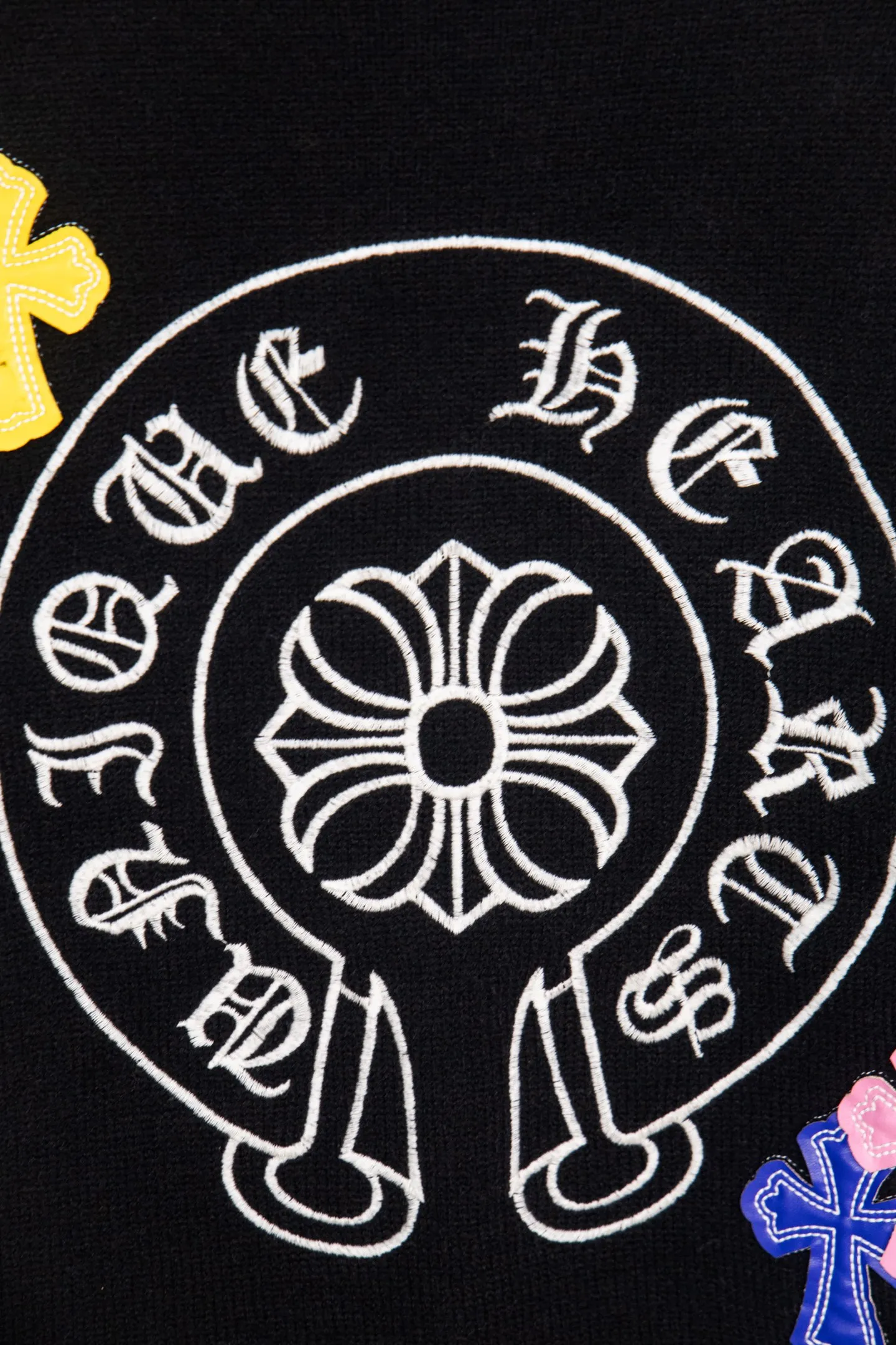 P260 -Chrome Hearts/Chrome Hearts Colorful cross leather cardigan jacket sweater. High weight, high density and high quality. The wool is soft, delicate and skin-friendly. It feels soft and silky. It has excellent warmth and skin-friendly properties. It is custom-woven and dyed without color difference. No matter the fabric or workmanship details, it is better than the ordinary version on the market. -The hardware and zipper accessories are all customized and full of details. Crow autumn and winter super heavy embroidery ➕ positioning leather label long-sleeved knitted cardigan lazy outer wear mid-length sweater -Colour: black white Size: S M L